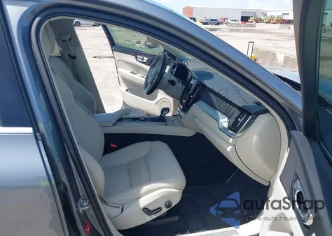 2018 Volvo Xc60 T5 Momentum from USA, damaged, VIN YV4102RK1J1032243